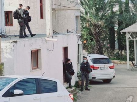مداهمات وتفتيش منازل من قبل الاحتلال في برطعة